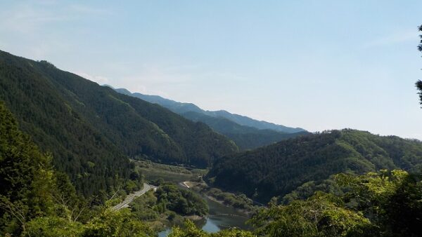 赤岩尾神社展望台から望む「ひなち湖」
